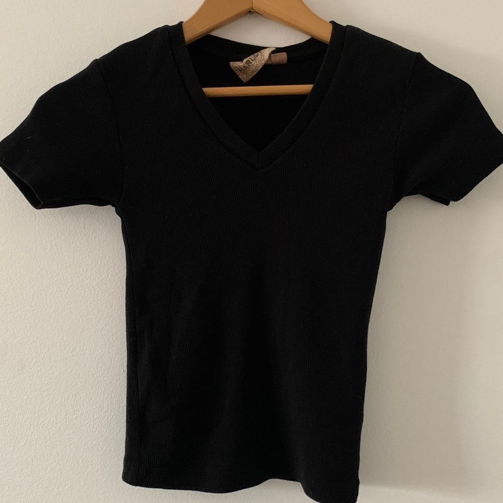 Harlow Black V-neck crop top. (Ribbed)